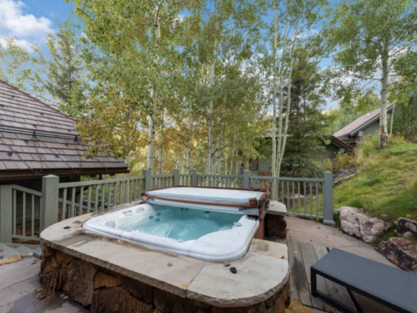 Ski access 300 yards away and access to Ritz Carlton